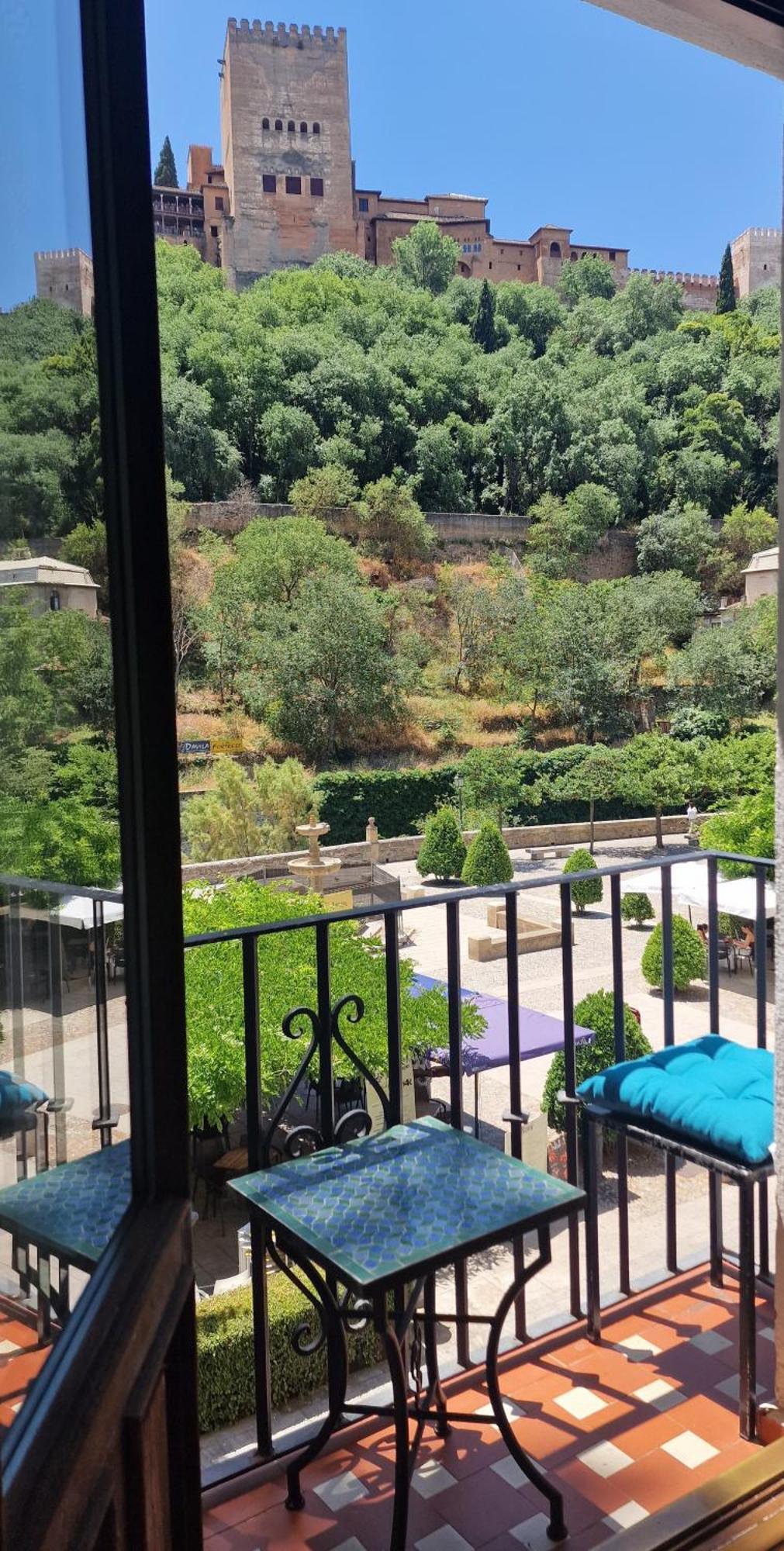 The Nasrid Palace From Your Bed ! Granada Buitenkant foto