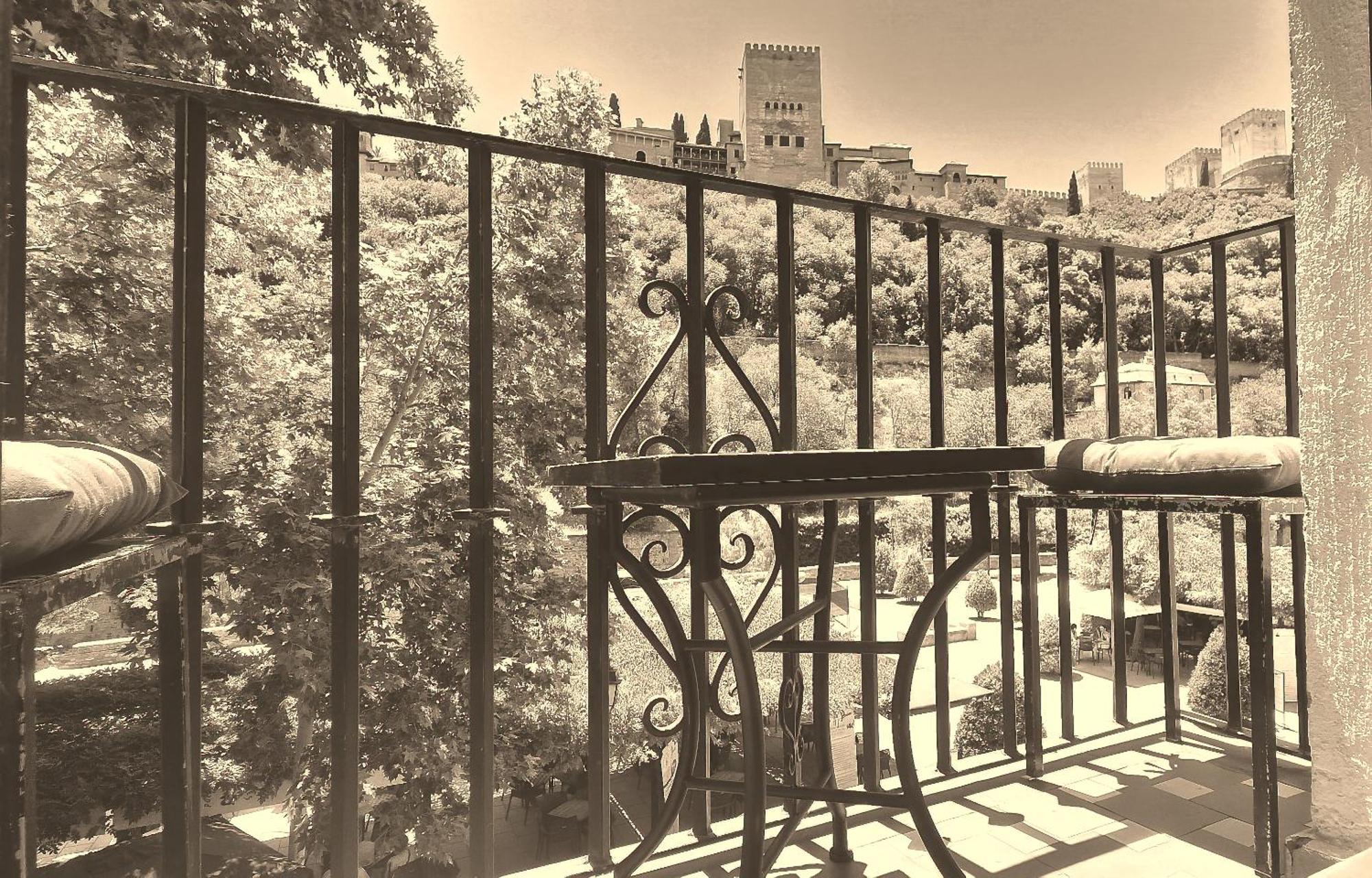 The Nasrid Palace From Your Bed ! Granada Buitenkant foto